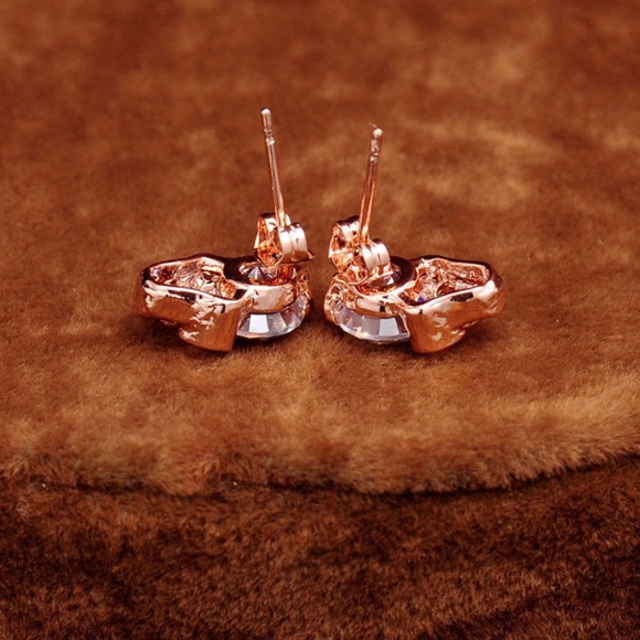 Rose Gold Skull Crystal Earrings Halloween 🎃 - Picture 3 of 3